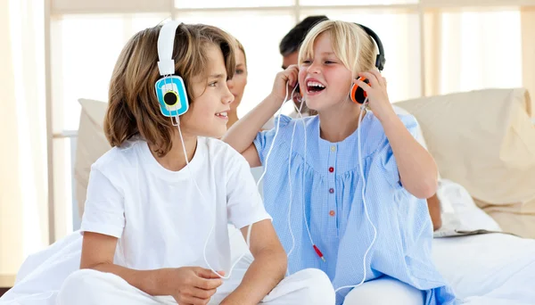 Crianças alegres se divertindo e ouvindo música — Fotografia de Stock
