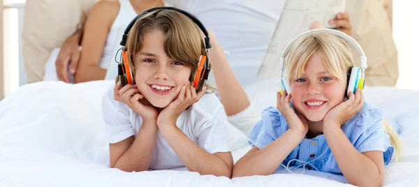 Primer plano de los hermanos escuchando música —  Fotos de Stock