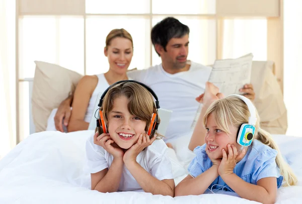 Hermano y hermana escuchando música con auriculares —  Fotos de Stock