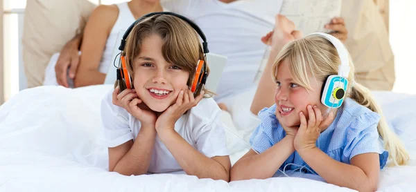 Primer plano de hermano y hermana escuchando música —  Fotos de Stock