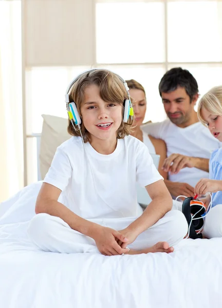 Bedårande barn lyssnar musik — Stockfoto