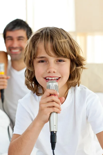 Мальчик поет с микрофоном — стоковое фото