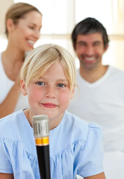 Bambino biondo che canta con un microfono — Foto Stock