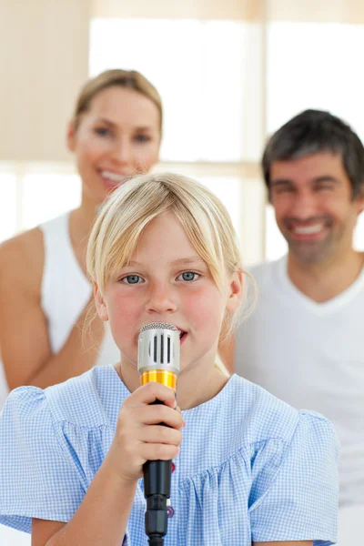 Rozkošná holčička zpěv s mikrofonem — Stock fotografie