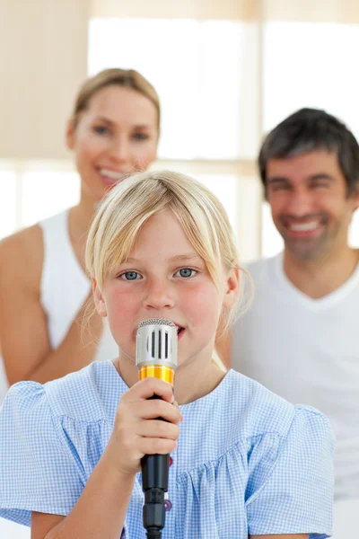 Schattig meisje zingen met een microfoon — Stockfoto