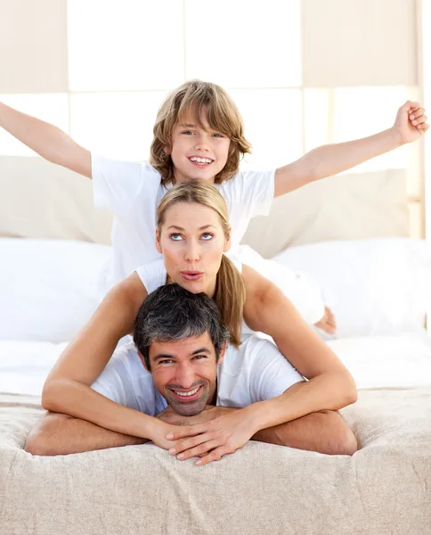 Schattig kind en zijn ouders plezier — Stockfoto