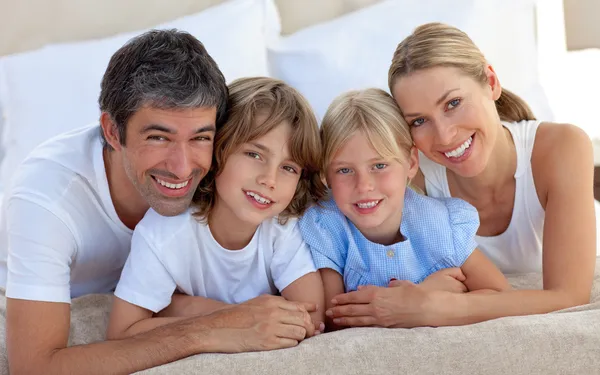Веселая семья веселится в спальне — стоковое фото