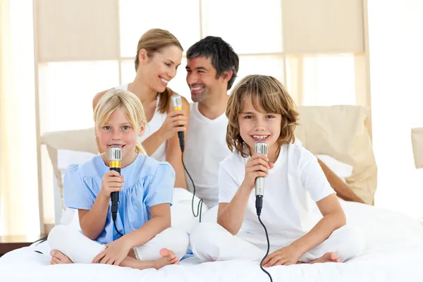 Aanhankelijk familie samen zingen — Stockfoto