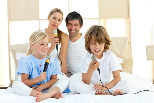 Família animada cantando juntos — Fotografia de Stock