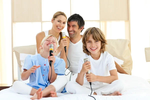 Família feliz cantando juntos — Fotografia de Stock