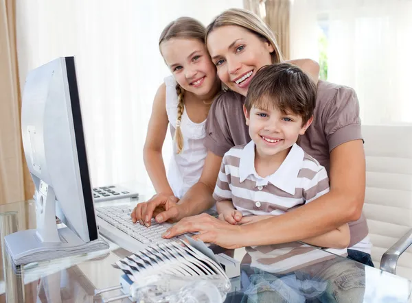 Mère attentionnée et ses enfants à un ordinateur — Photo