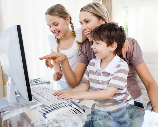Les enfants et leur mère utilisant un ordinateur — Photo