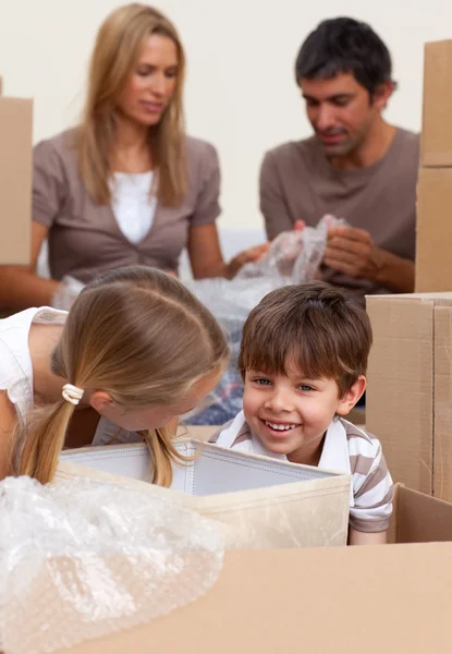 Glimlachend broers en zussen plezier tijdens het huis verplaatsen — Stockfoto