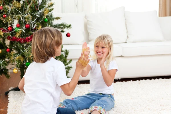 Lindos hermanos divirtiéndose en Navidad —  Fotos de Stock