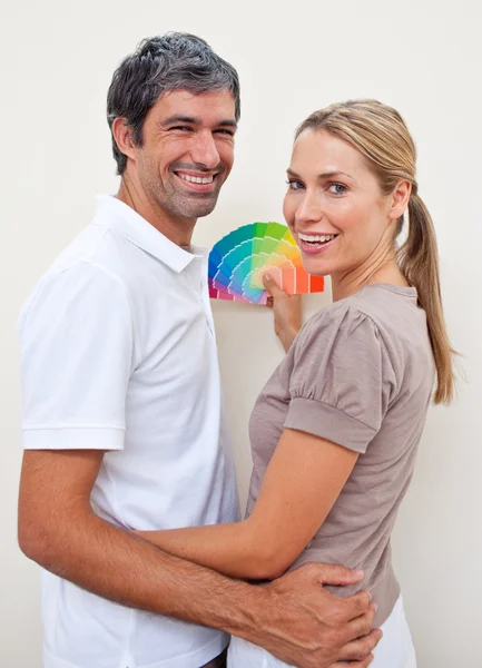 Любовники с цветовыми образцами для покраски своего нового дома — стоковое фото