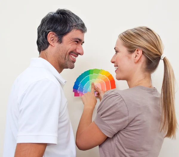 Paar mit Farbmustern zum Streichen seiner neuen Wohnung — Stockfoto