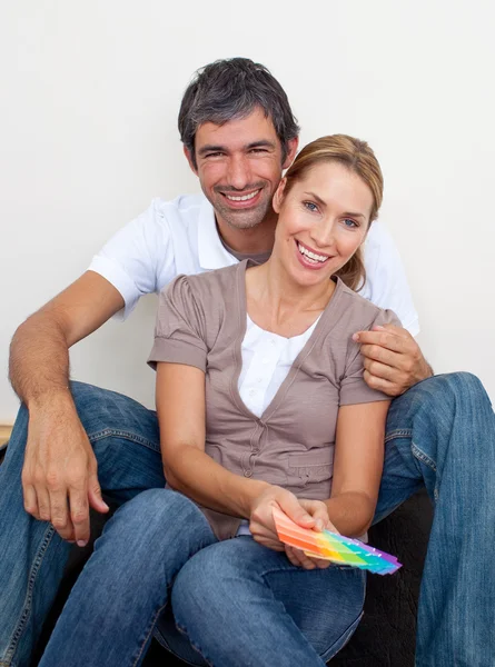 Пара выбирает цвет, чтобы покрасить свой новый дом — стоковое фото