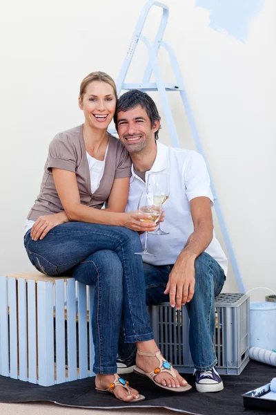 Brinde casal feliz com champanhe — Fotografia de Stock