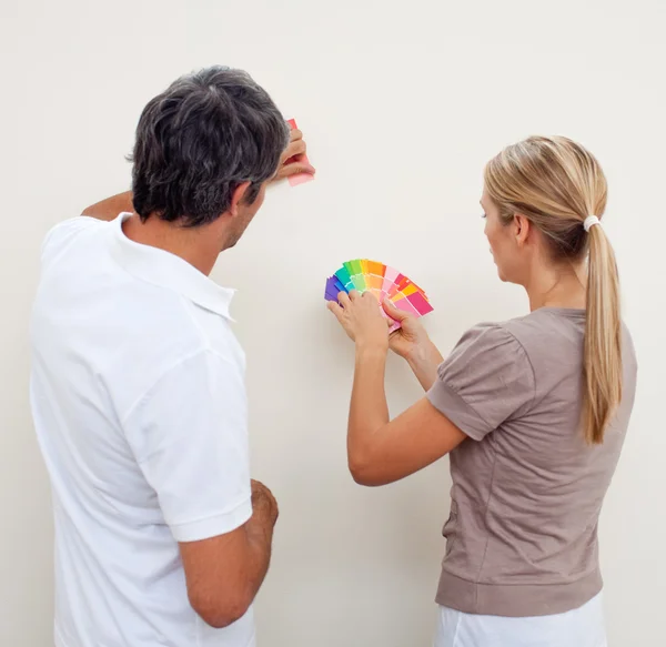 Paar wählt eine Farbe, um einen Raum zu malen — Stockfoto