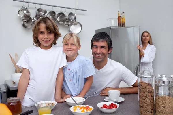Leende familj som äter frukost — Stockfoto