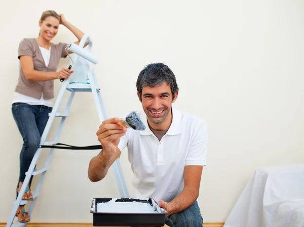 Smiling couple painting a wall — Stock Photo, Image