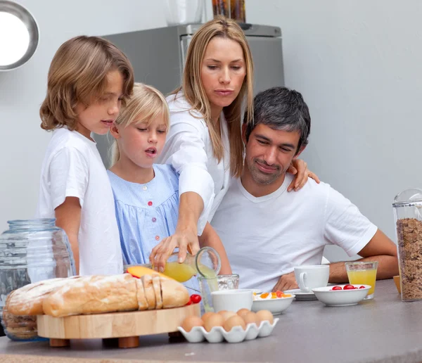 Kärleksfull familj äter frukost — Stockfoto