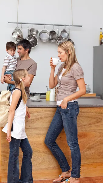 Family talking in the kitchen before school — Stock Photo, Image
