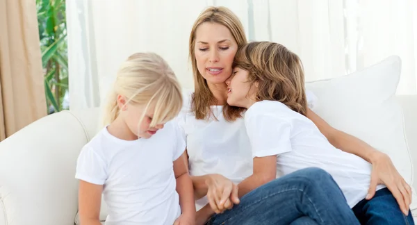 Blonde Mutter hat Spaß mit ihren Kindern — Stockfoto