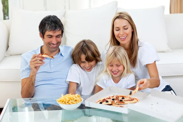 Família positiva comer pizzas — Fotografia de Stock