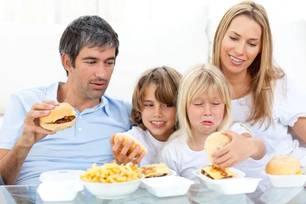 Fröhliche Familie isst Hamburger — Stockfoto