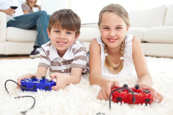 Roztomilý bratr a sestra hraje video hry — Stock fotografie