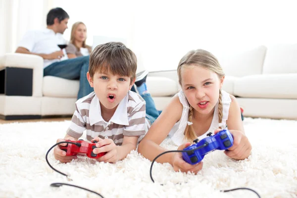 Живые дети играют в видеоигры — стоковое фото