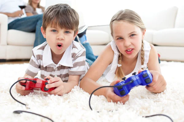 Crianças animadas jogando videogames — Fotografia de Stock