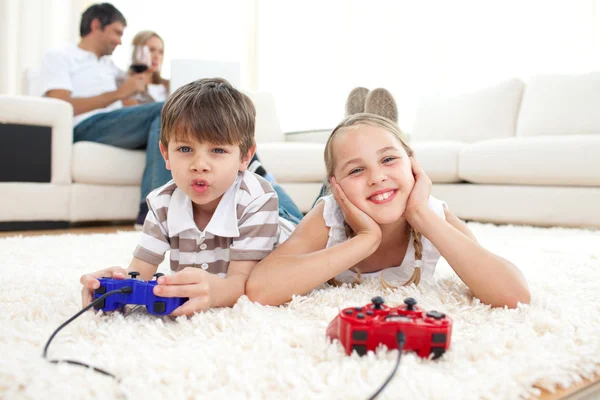 Video oyunları oynarken sevimli kardeşler — Stok fotoğraf