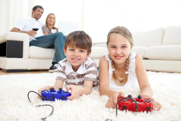Fratello e sorella giocare ai videogiochi — Foto Stock
