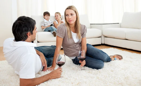 Casal romântico conversando com copos de vinho — Fotografia de Stock