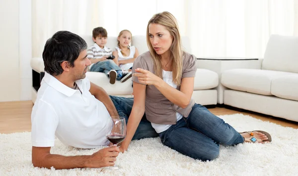 Casal íntimo conversando com copos de vinho — Fotografia de Stock