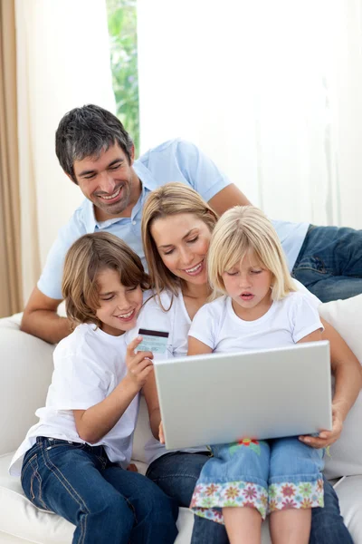 Junge Familie kauft online ein — Stockfoto