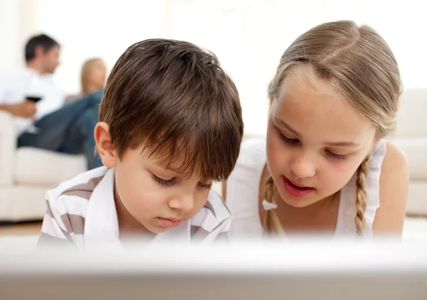 Broer en zus samenspelen — Stockfoto