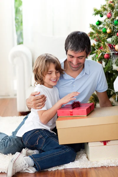 Szczęśliwy ojciec i jego syn przytrzymanie świątecznych prezentów — Zdjęcie stockowe