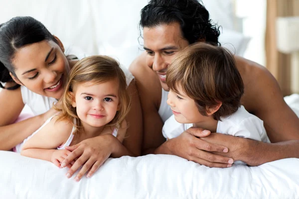 A szülők és gyermekek az ágyon — Stock Fotó
