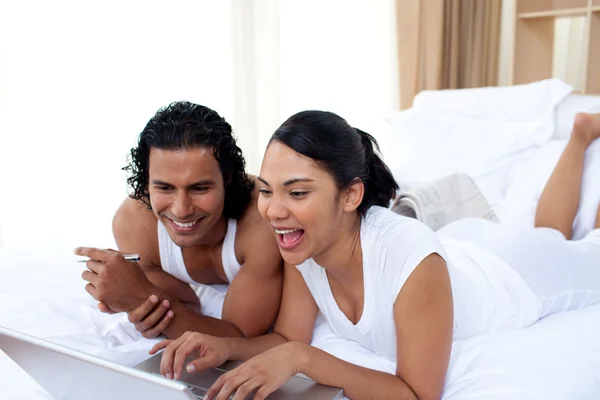 Glückliches Paar beim Surfen im Internet — Stockfoto