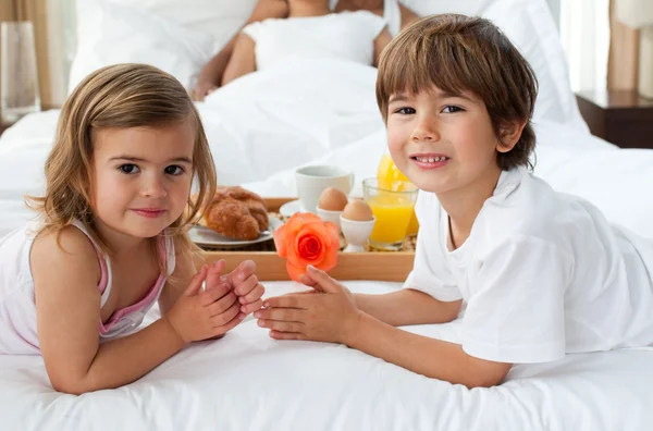Närbild av söta bror och syster med frukost med deras — Stockfoto