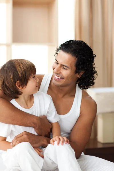 Aantrekkelijke man knuffelen zijn zoon — Stockfoto