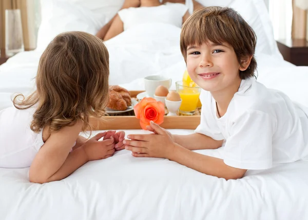 Close-up of siblings bringing breakfast to their parents — Stock Photo, Image