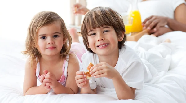Smiling siblings having breakfast — Stock Photo, Image