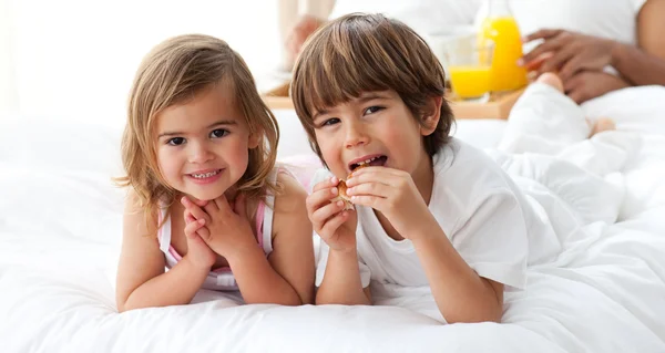 Cute brother and sister having breakfast — Stock Photo, Image