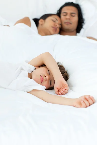 Mignon petit garçon couchant avec ses parents — Photo
