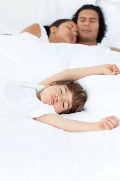 Genitori e loro figlio che dormono sul letto — Foto Stock
