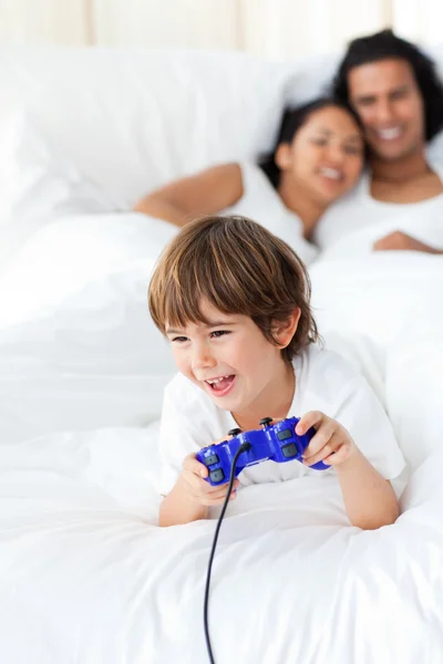 Netter kleiner Junge spielt Videospiele — Stockfoto